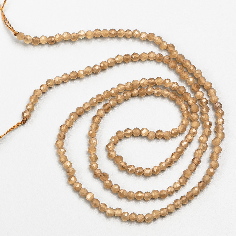 Kleine Spinellperlen (synthetisch), hellbraun, facettiert, Durchmesser ca. 2 mm, auf Schnur, Länge 37 cm
