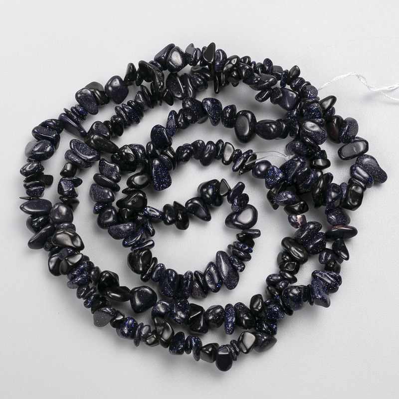Perlen Aventurin 'Nacht Kaïra' Naturstein-Chips auf Schnur, Durchmesser 8x3 mm, +/- Länge 80 cm