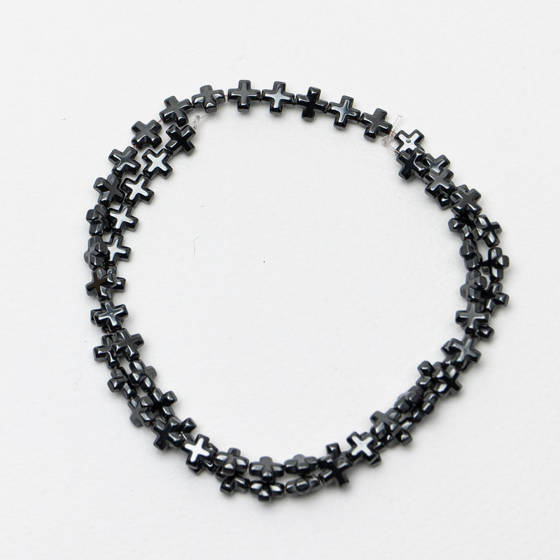 Hämatit-Kreuzperlen, Durchmesser 6 × 6 × 3 mm, Länge ca. 39 cm, auf Faden