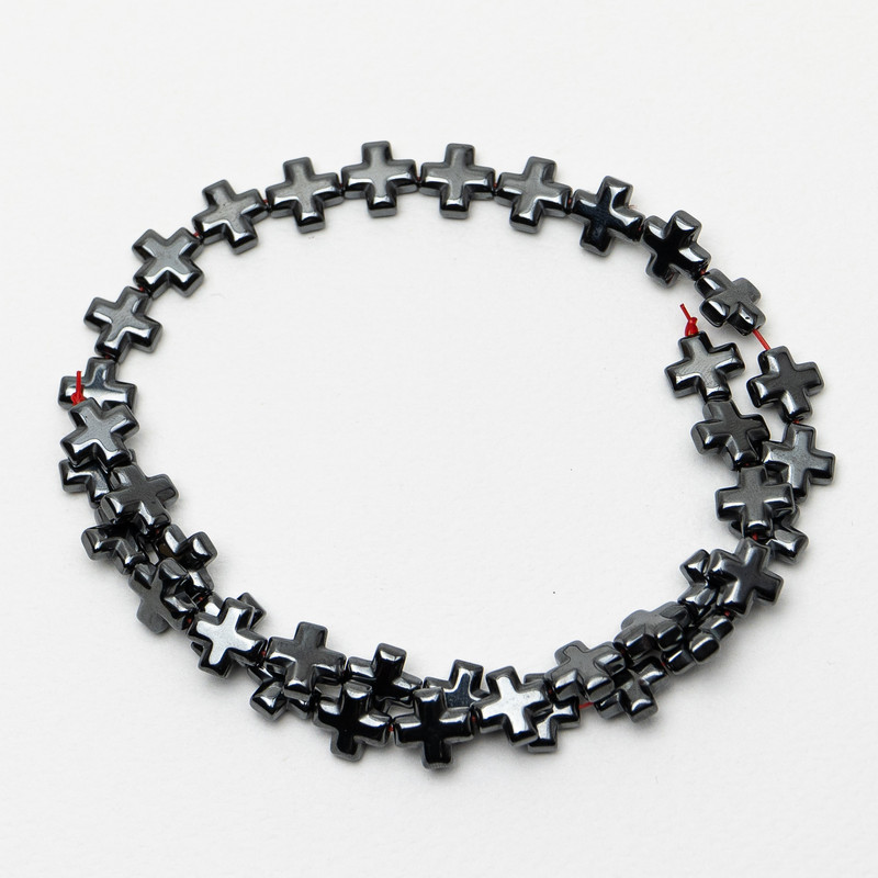 Hämatit-Perlen in Kreuzform, Durchmesser ca. 10 × 10 × 4 mm, Länge ca. 40 cm, auf Faden