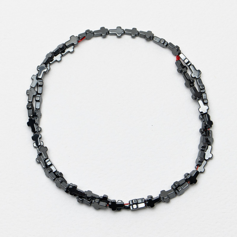Hämatit-Perlen in Kreuzform, Durchmesser 4×6×2 mm, Länge ca. 40 cm auf Nylonfaden