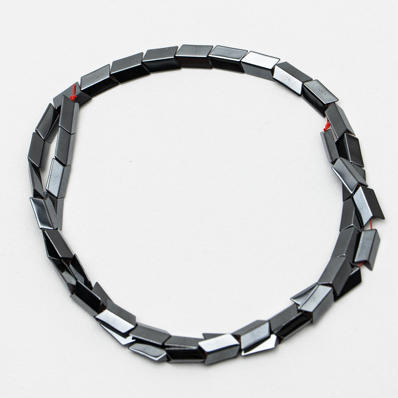 Hämatit-Perlen Pfeilform, 6x10x3 mm, Länge ca. 40 cm, auf Faden