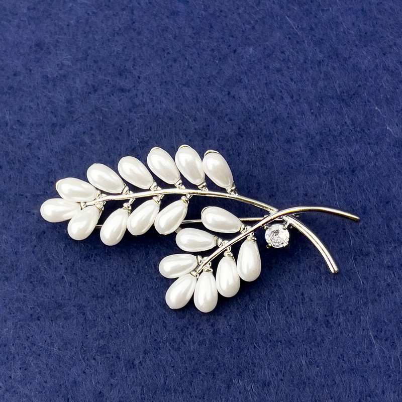 Brosche „Ästchen mit weißen Perlen“ – Kristall, silbernes Metall, Durchmesser 57 × 28 mm