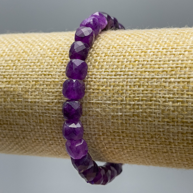 Armband aus Amethyst – Naturstein, facettierte Würfel, Durchmesser ca. 7 mm, Länge ca. 18 cm (Stretch)