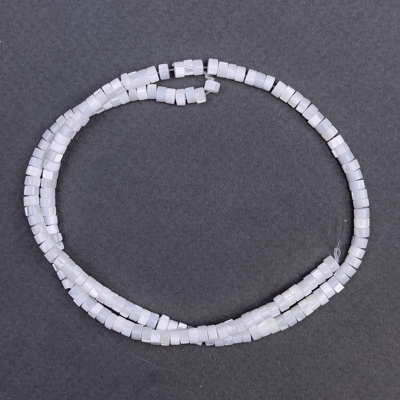 Scheibenperlen aus getöntem weißen Perlmutt, Durchmesser ca. 4 x 2 mm, Länge ca. 40 cm, auf Faden