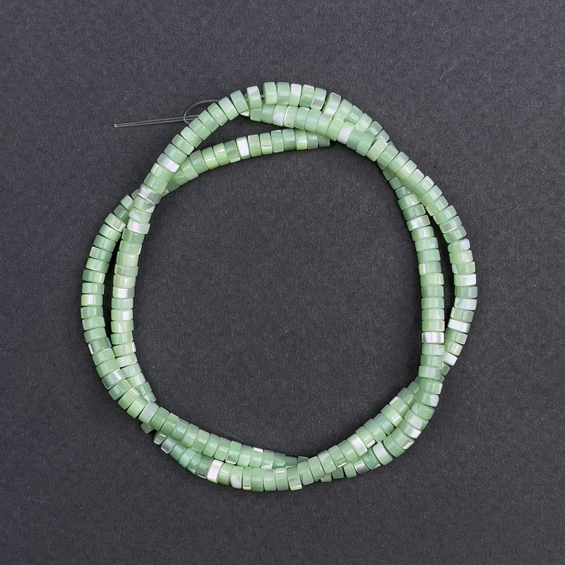 Mintgrün getönte Perlmutt-Scheibenperlen, Durchmesser 4 x 2 mm, Länge ca. 40 cm, auf Schnur