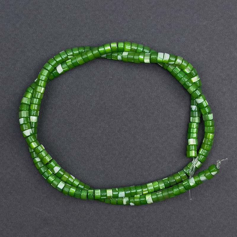 Perlen aus getöntem grünem Perlmutt in Scheibenform, Durchmesser ca. 4 × 2 mm, Fadenlänge ca. 40 cm, auf Faden