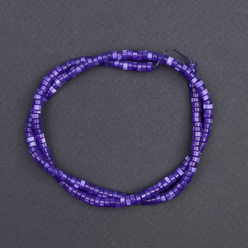 Tonierte Perlmuttperlen in violetter Scheibenform, Durchmesser 4 x 2 mm, Länge ca. 40 cm, auf Faden