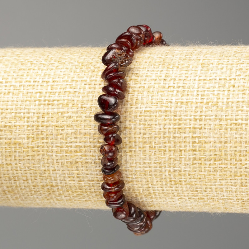 Armband aus Naturgranat-Krümeln, Durchmesser ca. 8-5×3 mm (±), auf Elastikband, Länge 18 cm (Stretch)