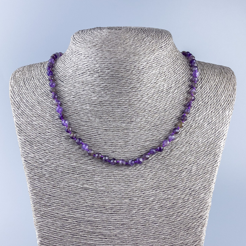 Halskette aus Amethyst-Naturstein, facettierte Kugeln, Durchmesser ca. 5,5 mm, Länge ca. 50 cm