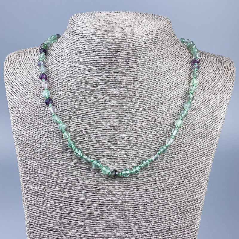 Kette aus natürlichem Fluorit, facettierte Kugeln, Durchmesser ca. 6 mm, Länge 50 cm