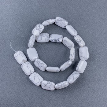 Howlit-Natursteinperlen, rechteckig, Abmessungen 13 × 18 × 6 mm, 5 mm ±, Länge ca. 40 cm auf Schnur