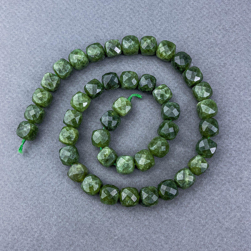 Jadeit-Würfelperlen aus Naturstein, facettiert, auf Schnur, Durchmesser ca. 9×9 mm, Länge ca. 38 cm