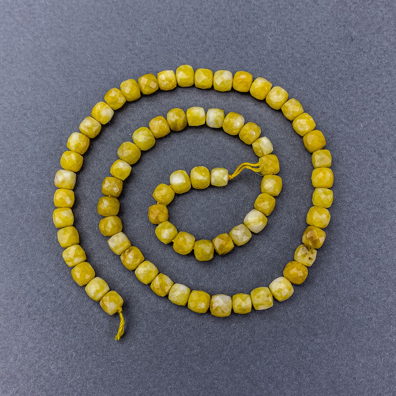 Gelbe Jadeit-Perlen, natürlicher Stein, facettierte Würfelperlen, auf einer Schnur, Durchmesser ca. 5 mm, Länge ca. 37 cm