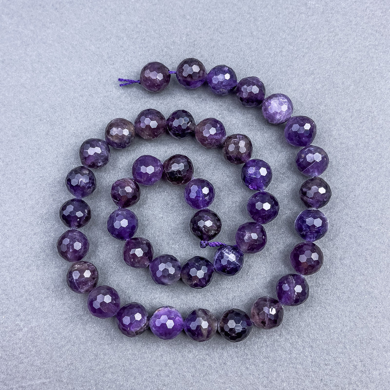Amethystperlen aus Naturstein, facettierte Kugeln Ø ca. 10 mm, auf der Schnur, Länge ca. 40 cm