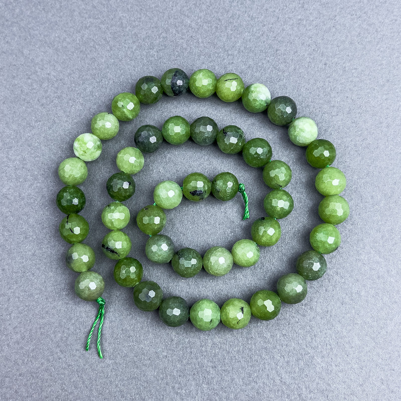 Jadeit-Perlen aus kanadischem Naturstein, facettierte Kugeln Ø ca. 8 mm, auf Schnur, Länge ca. 38 cm