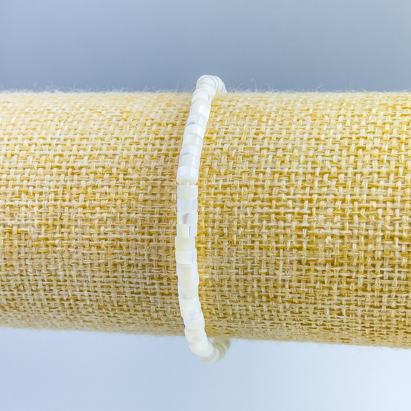 Armband aus getöntem weißem Perlmutt, Scheibenperlen, Durchmesser 4×2 mm, Länge 18 cm (elastisch)