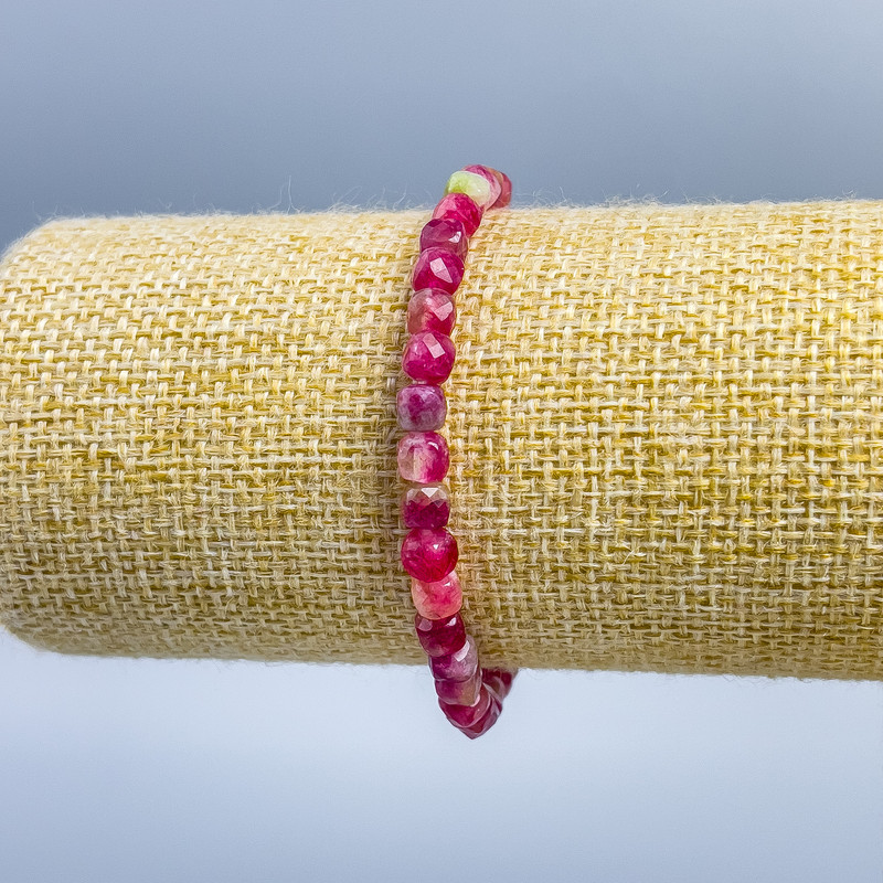Armband aus polychromem Turmalin, facettierte Würfel, ca. 5 x 5 mm, Länge 18 cm (Elastikarmband)