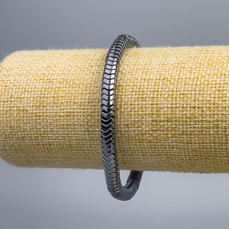 Hämatit-Zickzackarmband, Durchmesser 6 × 2 mm ±, Länge 18 cm (Elastik)