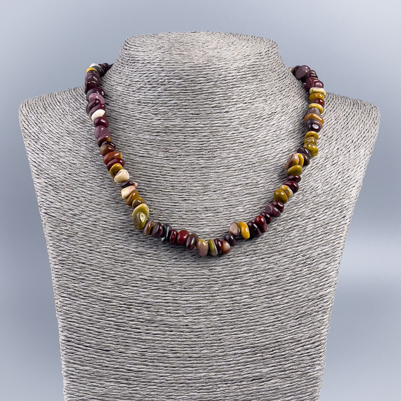 Kette aus Naturstein – Mookait-Jaspis, facettierte Perlen, 8 x 5 mm, Länge 48 cm