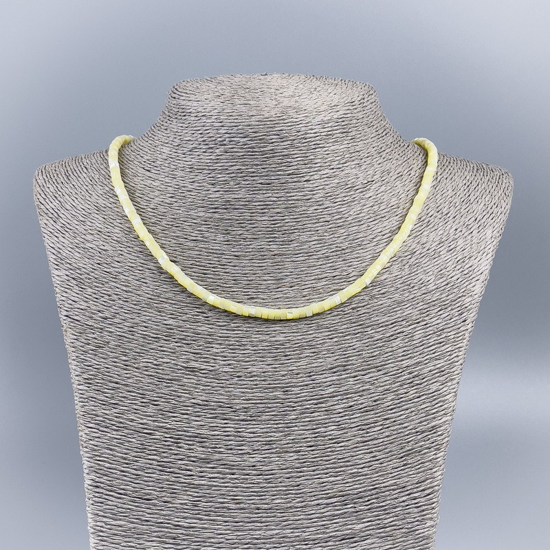 Choker aus natürlichem Perlmutt (gefärbt) hellzitronengelb, glatte Rondellen, Durchmesser 4×2 mm, Länge ca. 48 cm