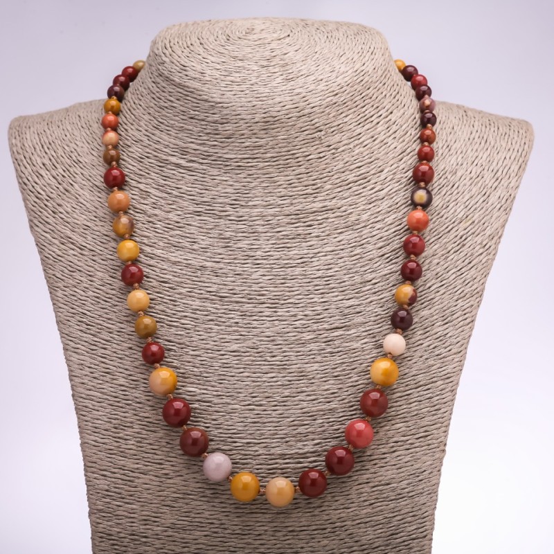 Kette aus Mookait-Jaspis mit glatten Kugeln in zunehmender Größe, Durchmesser 6–8–10 mm, Länge 48 cm