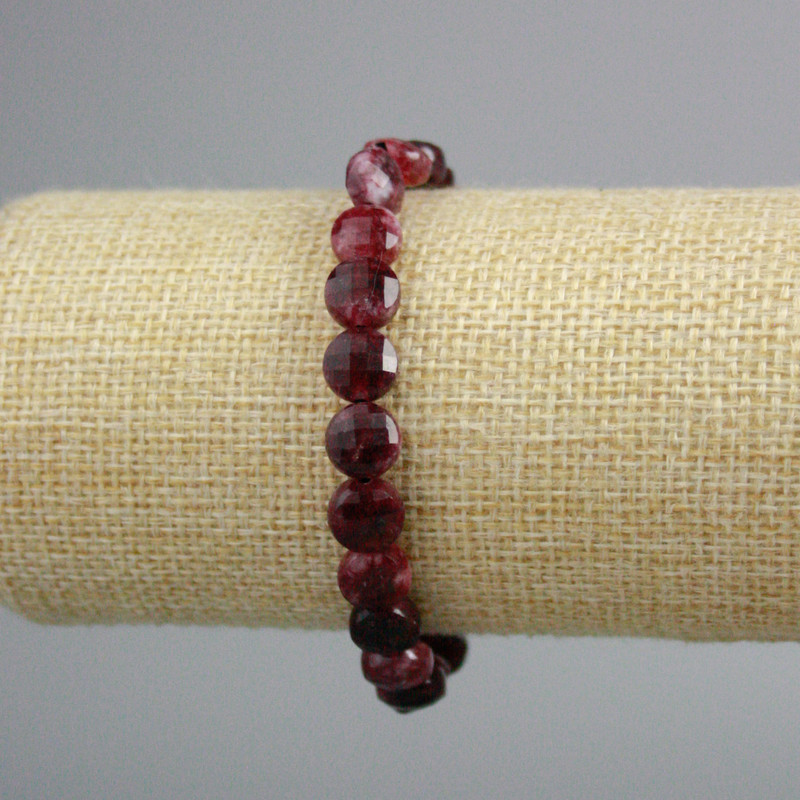 Armband aus Rubelit-Turmalin, facettierte Münzperlen, Durchmesser 8,5 mm, Länge ca. 18 cm (elastisch)
