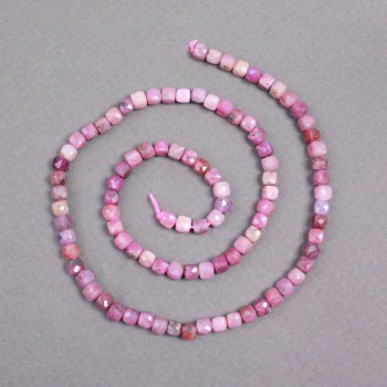 Rubin-Perlen auf Schnur, natürlicher Rubin, facettierte Würfel, Kantenlänge ca. 4×4 mm, Länge ca. 39 cm