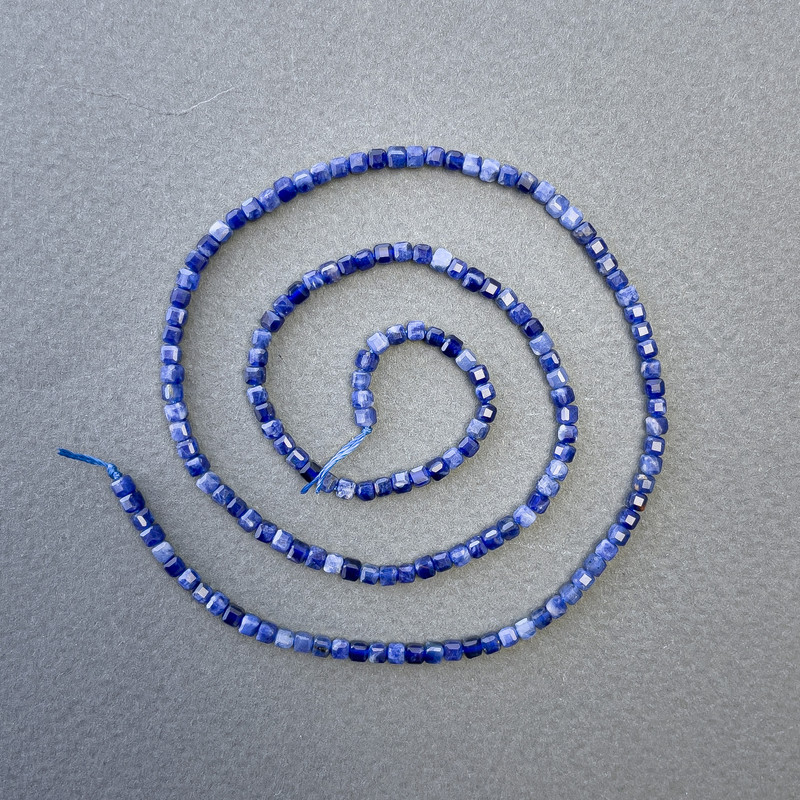 Sodalit Naturstein Würfelperlen auf Schnur, Kantenlänge 2,5 mm, Länge ca. 39 cm