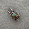 Käferbrosche mit rosa, gelb und blau emaillierter Emaille, mit weißen Strasssteinen, silbernem Metall, 58 × 34 mm