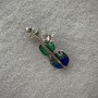 Brosche Geige hellblau und blau emailliert mit Glitzersteinen, silberfarbenes Metall 47 × 24 mm +
