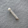 Brosche 'Stift' mit weißen Strasssteinen und einer Perle, silberfarbenes Metall 37 × 6 mm+