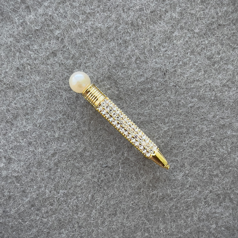 Brosche in Stiftform mit weißen Strasssteinen und Perle, goldfarbenes Metall 37×6 mm+