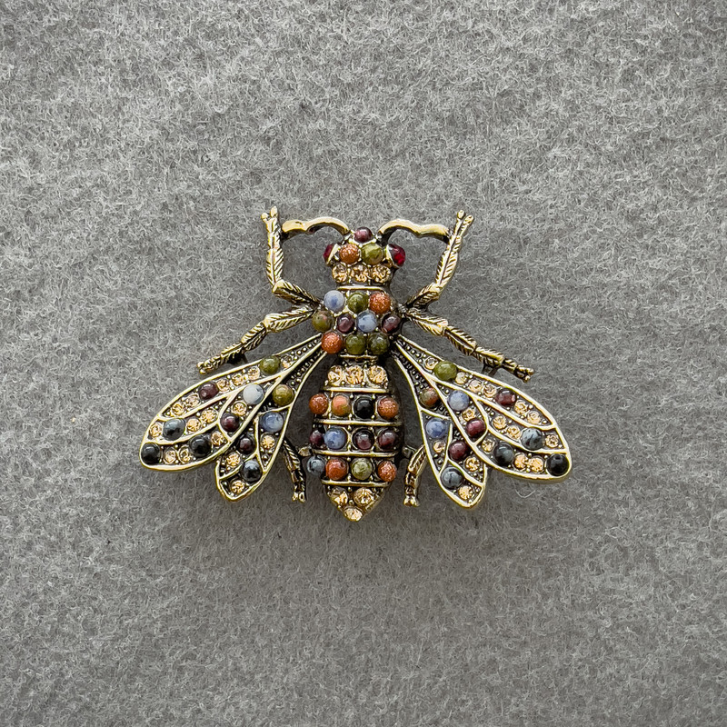 Brosche Schmetterling mit Strasssteinen, goldfarbenes Metall, 49 × 38 mm