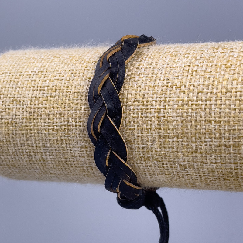 Armband, Länge 18–25 cm, Dicke 12 mm, aus schwarzem Öko-Leder, mit Zugverschluss