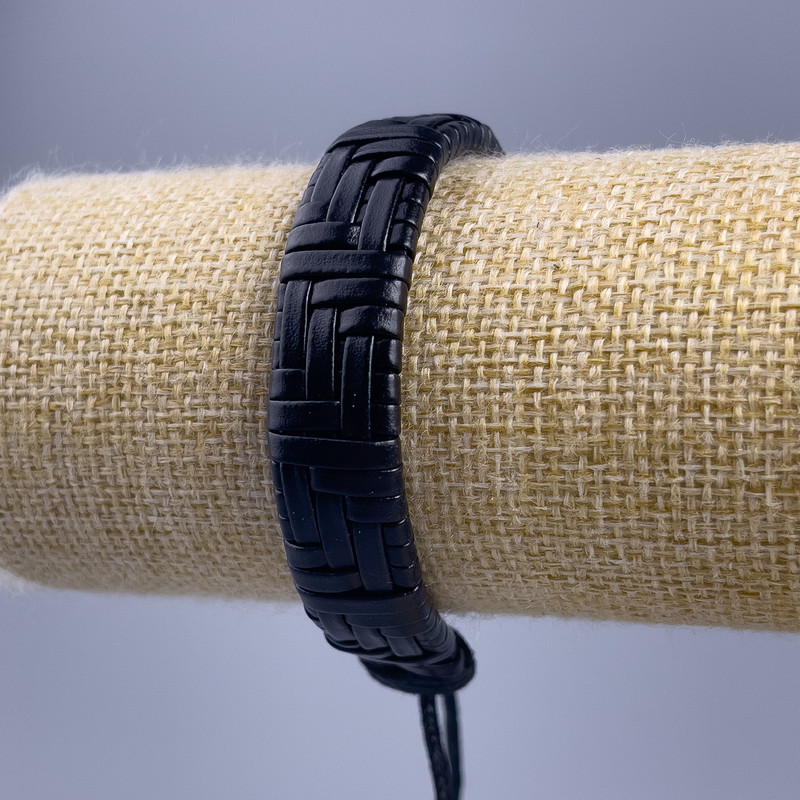 Armband, Länge 18–25 cm, Dicke 13 mm, Öko-Leder, Farbe Schwarz, mit Zugband