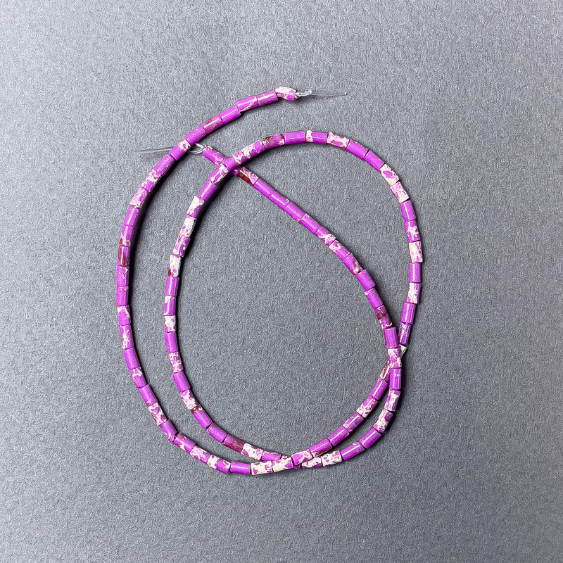 Varizit-Violett-Perlen (gepresst), facettiert, Durchmesser ca. 2×4 mm, Länge ca. 38 cm, auf einer Schnur