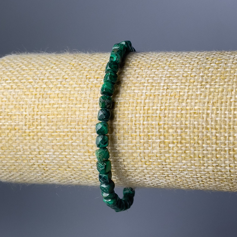 Malachit-Armband aus natürlichem Stein mit facettierten Würfeln, Durchmesser 4,5 mm, Länge 18 cm (Elastikband)