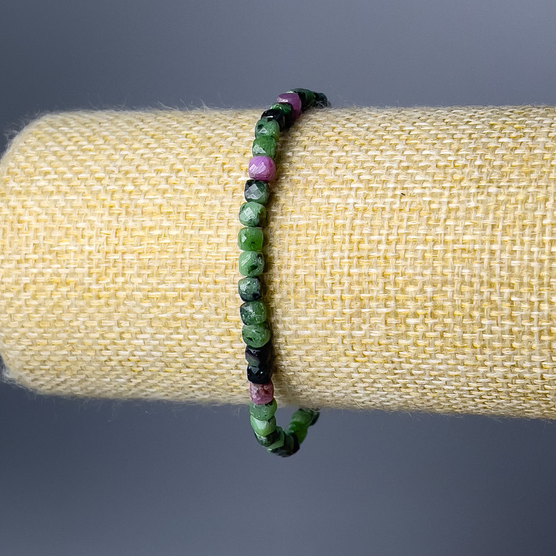 Armband Zoisit, natürlicher Stein, facettierte Würfel, Durchmesser ca. 4 mm, Länge ca. 18 cm (Stretch)
