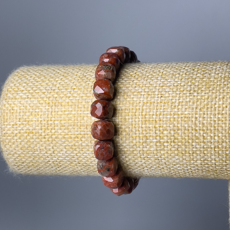 Armband aus rotem Jaspis – facettierte Würfel, Durchmesser 8,5 mm, Länge 18 cm (Stretcharmband)