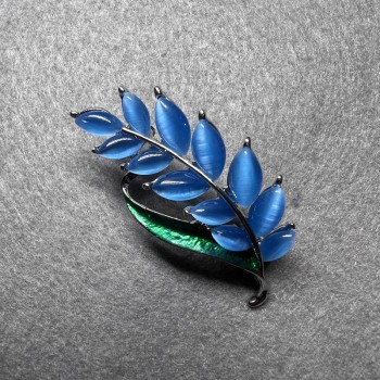 Brosche 'Ästchen' mit blauem Katzenauge, grüne Emaille auf goldfarbenem Metall 22 × 47 mm