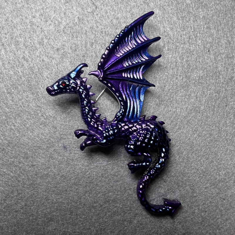 Brosche Drache – matte violettfarbene und blaue Emaille, silberfarbiges Metall 42 × 66 mm