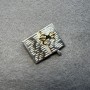 Brosche 'Buch mit Brille' hellgraue Emaille und goldfarbene Emaille, silberfarbenes Metall 35×26 mm