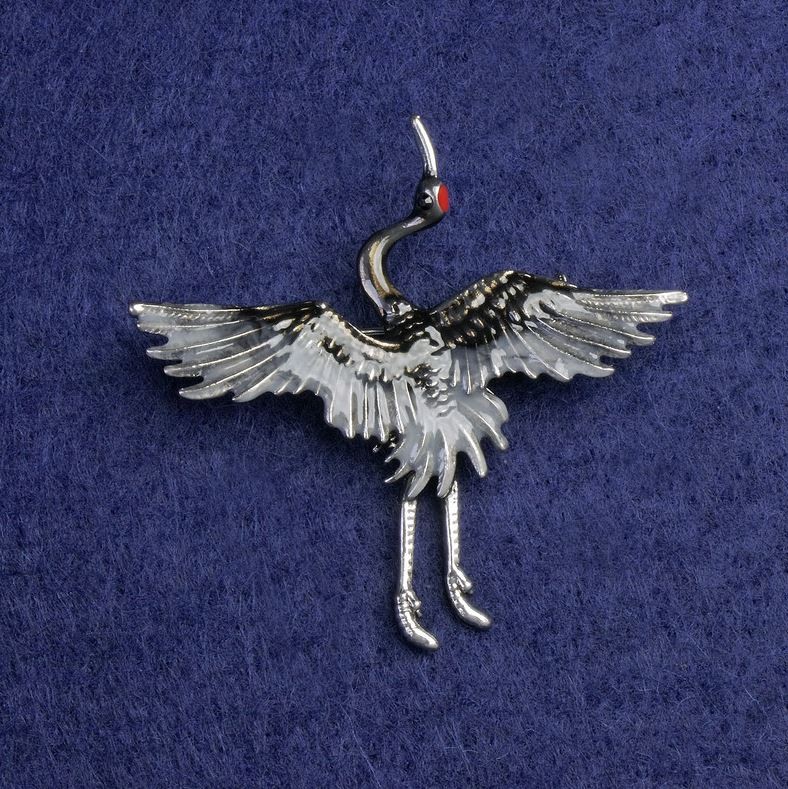 Brosche 'Kranich' grau-schwarze Emaille, silberfarbenes Metall 47×45 mm