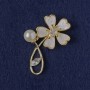 Brosche Blume aus weißem Perlmutt, Kristall, Perle, goldfarbenem Metall 33 × 51 mm