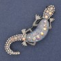 Brosche Eidechse, hellblauer Aquarium-Effekt, weiße und rosa Strasssteine, silberfarbenes Metall 24×71 mm