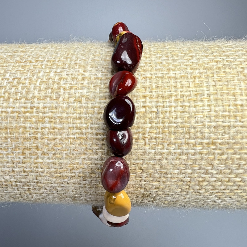 Armband aus Mookaite-Jaspis, natürlicher Stein, oval geformte Perlen, Durchmesser ca. 6×9 mm ±, Länge ca. 18 cm (Stretch)
