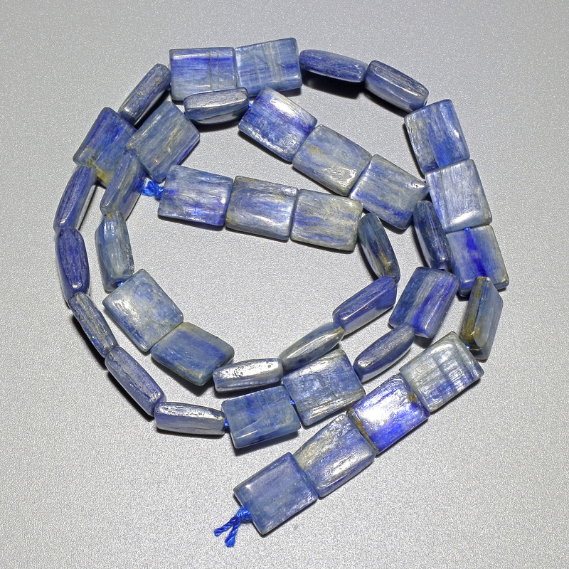 Kyanit-Naturstein-Perlen in rechteckiger Form, Maße 8×10 mm, Länge ca. 40 cm, auf Schnur