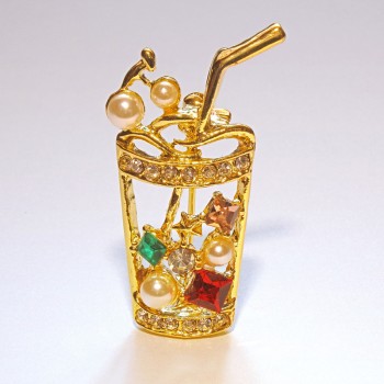 Brosche Cocktail mit bunten Strasssteinen und Perlen, goldfarbenem Metall, 15×35 mm