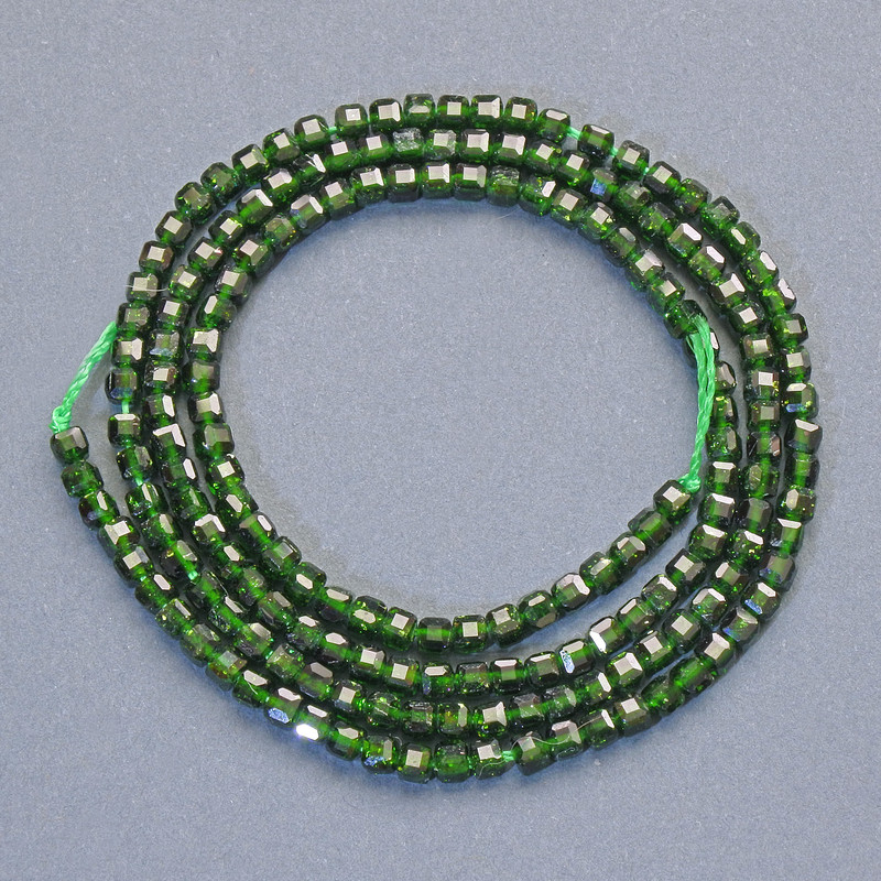 Grüne Aventurin-Perlen (synthetisch), facettierte Würfel, Durchmesser ca. 2 mm, Länge ca. 38 cm, auf Faden